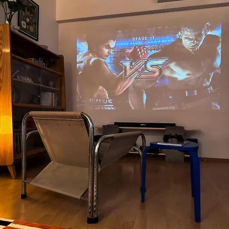 Old Town Gem, Mid-century Style Netflix, Games Apartmán